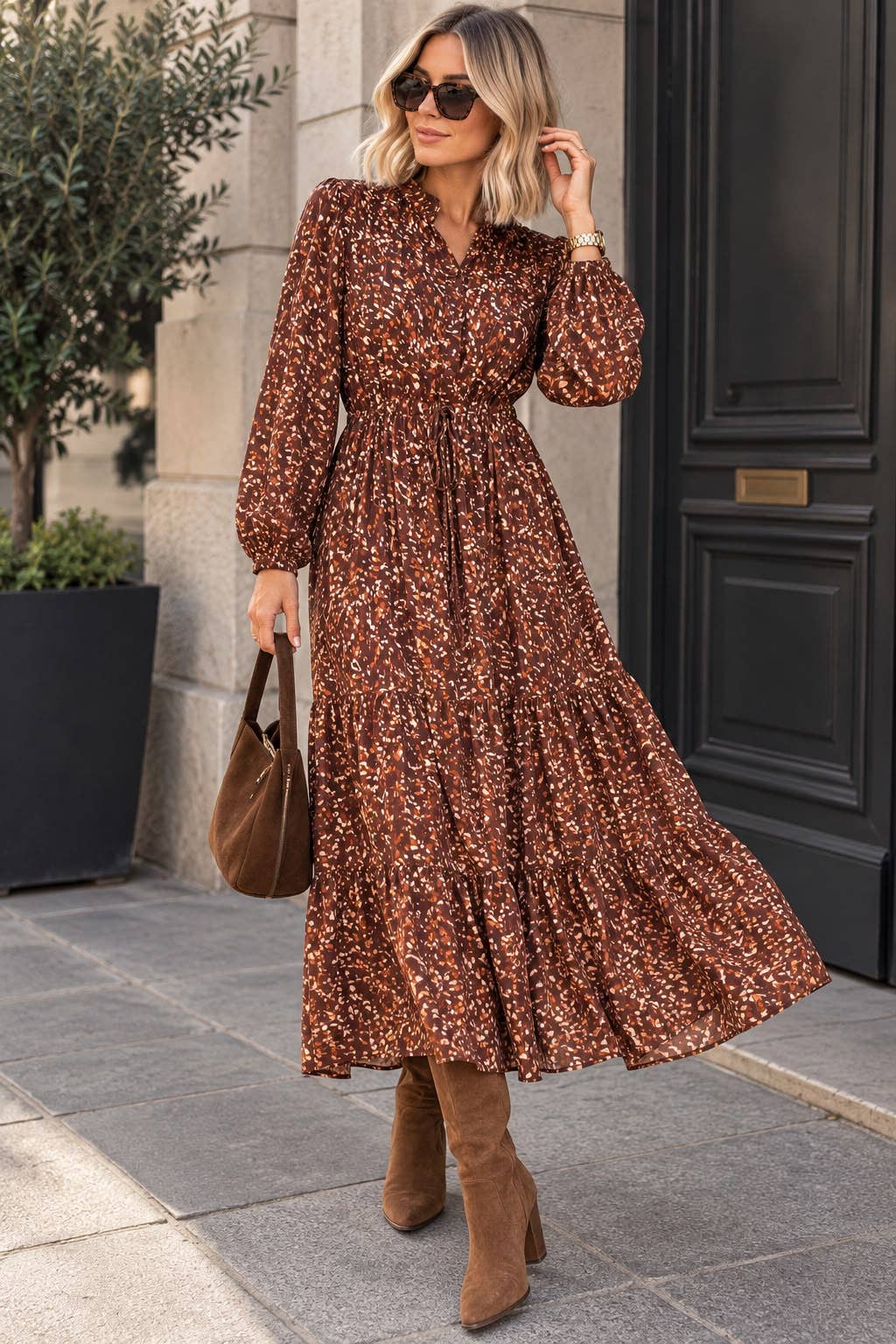 Printed women's long dress – adjustable waist, long puff sleeves and a full ruffled skirt: Brun / SM