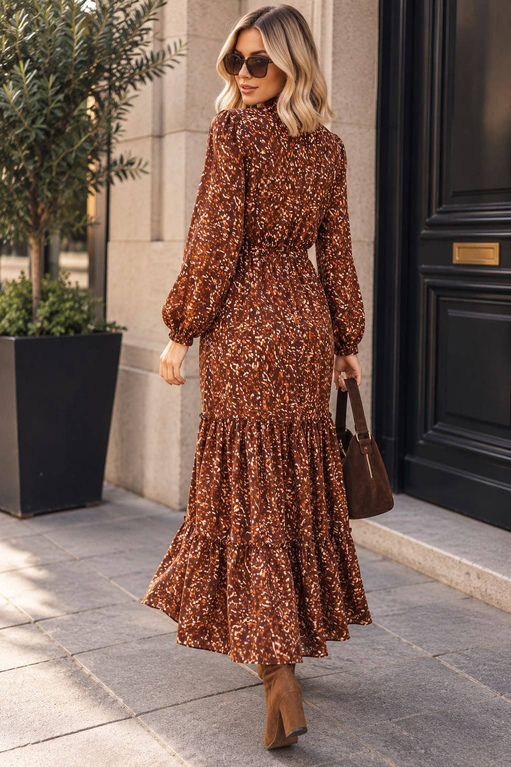 Printed women's long dress – adjustable waist, long puff sleeves and a full ruffled skirt: Brun / ML