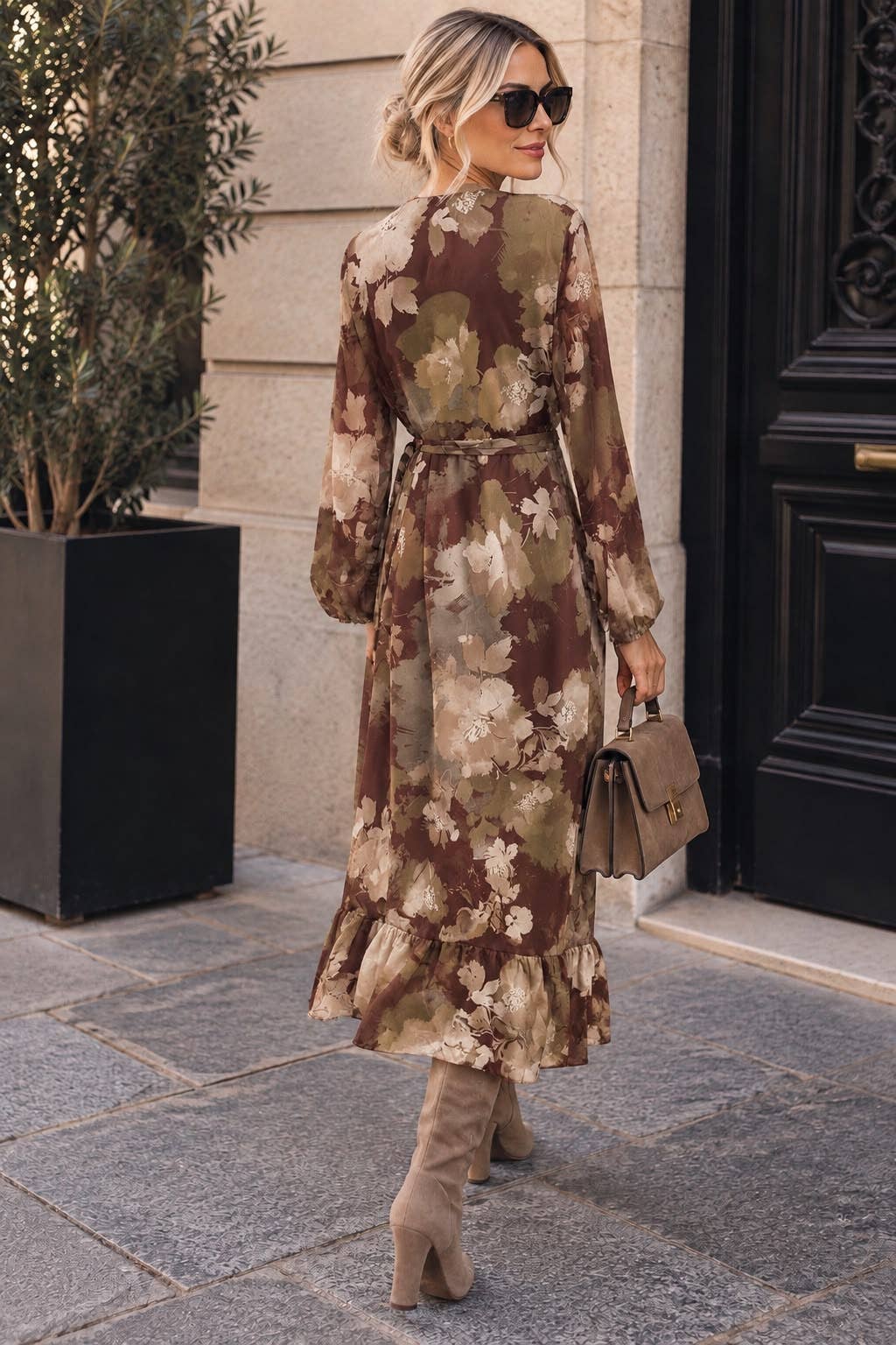 Women's long wrap dress – floral print, tie-waist and flowing ruffles: Brun / ML